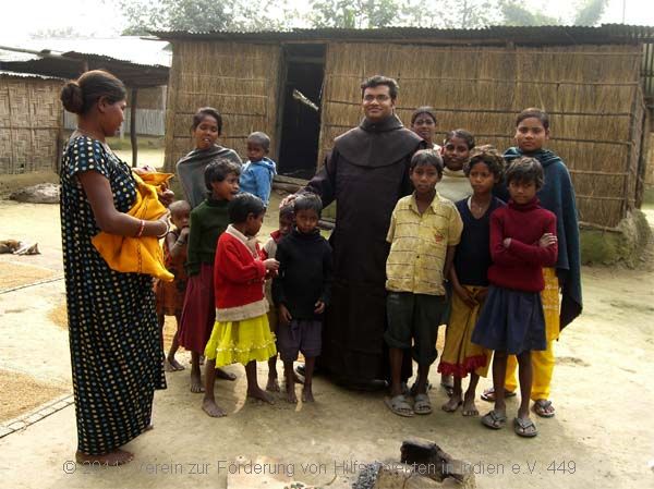 Pater Jaison mit Kindern aus der Adivasi-Kaste Pater Jaison mit Kindern aus der Adivasi-Kaste