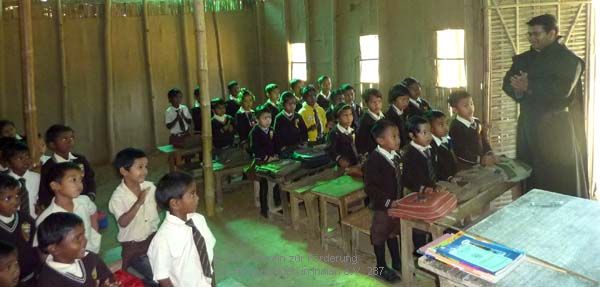 Pater Jaison in der Vorschule Pater Jaison in der Vorschule