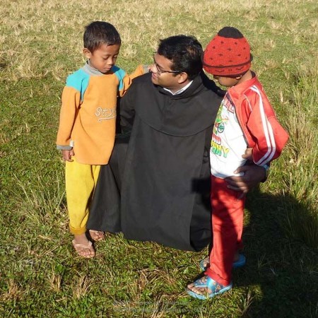 Zwei kleine Kinder aus dem Kinderheim mit Pater Jaison Zwei kleine Kinder aus dem Kinderheim mit Pater Jaison