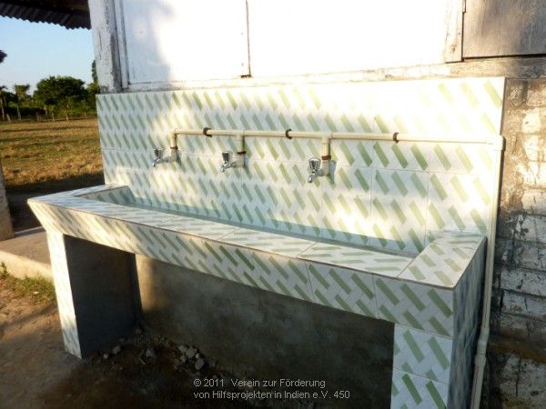 Wasserbecken mit drei Trinkwasser-Zapfstellen Wasserbecken mit drei Trinkwasser-Zapfstellen