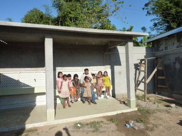 Kinder mit Pater Jaison vor den in kindgerechten Höhen angebrachten acht Waschplätzen Kinder mit Pater Jaison vor den in kindgerechten Höhen angebrachten acht Waschplätzen