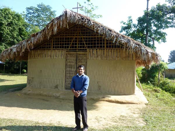 Dorfkirche in Kumari vor dem Unwetter Dorfkirche in Kumari vor dem Unwetter